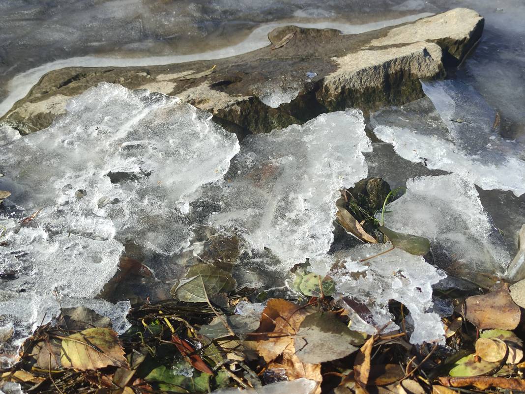 Hava sıcaklığı eksi 9'a dereceye düştü! Kura Nehri buz tuttu… 1